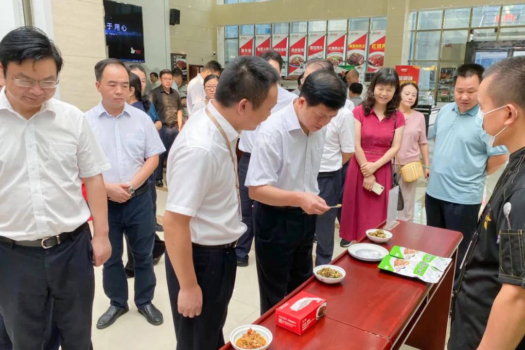 湖南省農(nóng)村農(nóng)業(yè)廳廳長(zhǎng)袁延文等領(lǐng)導(dǎo)蒞臨聰廚食品觀摩指導(dǎo) 湖南省農(nóng)村農(nóng)業(yè)廳廳長(zhǎng)袁延文等領(lǐng)導(dǎo)蒞臨聰廚食品觀摩指導(dǎo)