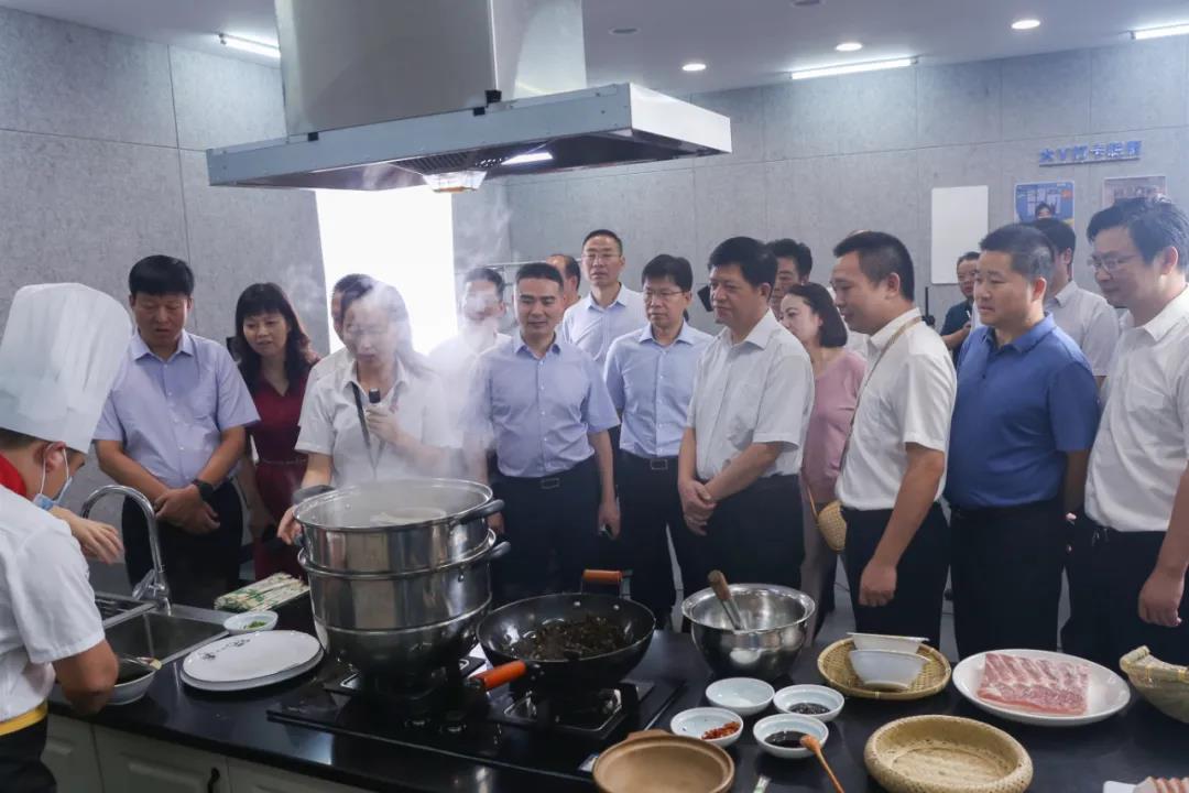 湖南省農(nóng)村農(nóng)業(yè)廳廳長(zhǎng)袁延文等領(lǐng)導(dǎo)蒞臨聰廚食品觀摩指導(dǎo) 湖南省農(nóng)村農(nóng)業(yè)廳廳長(zhǎng)袁延文等領(lǐng)導(dǎo)蒞臨聰廚食品觀摩指導(dǎo)