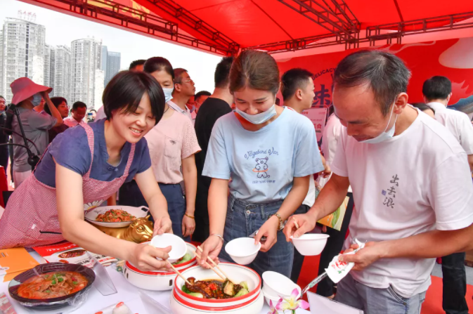 “味道湖南”美食季正式“開(kāi)吃”| 聰廚扣肉獲省長(zhǎng)盛贊 “味道湖南”美食季正式“開(kāi)吃”| 聰廚扣肉獲省長(zhǎng)盛贊